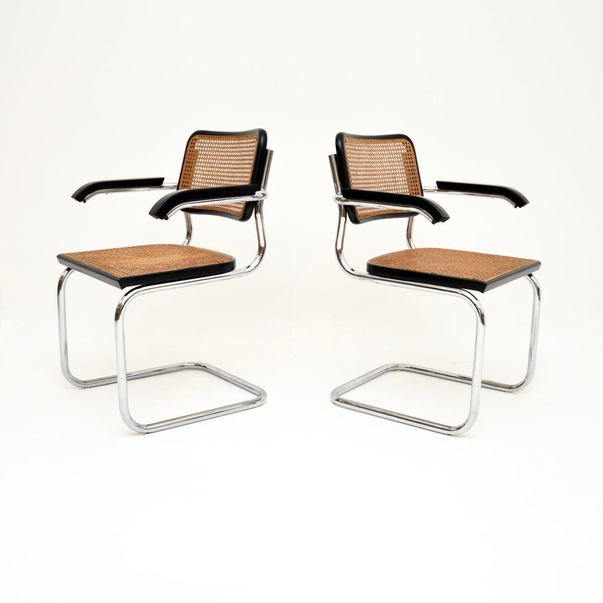 Un'elegante e iconica coppia vintage di sedie da pranzo italiane Cesca di Arrben, originariamente disegnate da Marcel Breuer negli anni '20. Sono stati realizzati in Italia e risalgono agli anni '60 circa.

Sono di qualità eccezionale e molto
