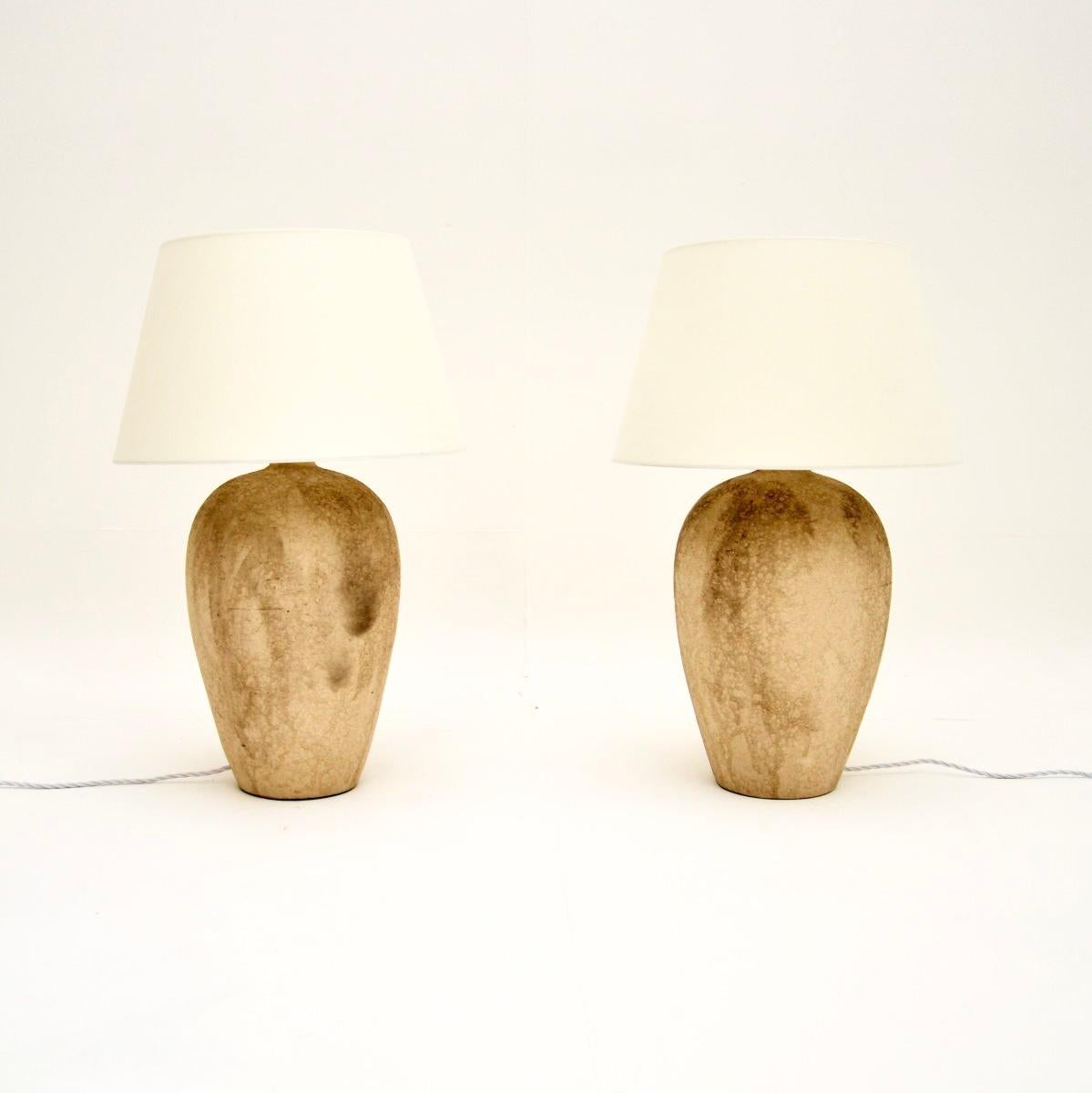 Une magnifique paire de lampes de table vintage en terre cuite, probablement fabriquées en Italie et datant des années 1970.

Elles sont grandes et impressionnantes, avec un beau design en forme d'urne. La qualité est superbe, les couleurs de la