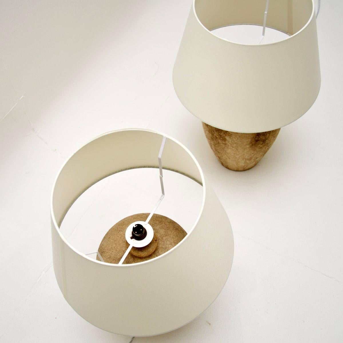 Mid-Century Modern Paire de lampes de table vintage en terre cuite en vente
