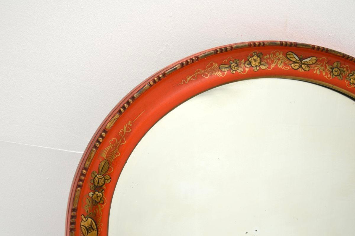 Charmant miroir ancien laqué de style chinois. Il a été fabriqué en Angleterre, il date des années 1920 environ.

Il est de belle taille et présente un design/One aux couleurs étonnantes. La chinoiserie laquée fait le tour du cadre et le miroir est