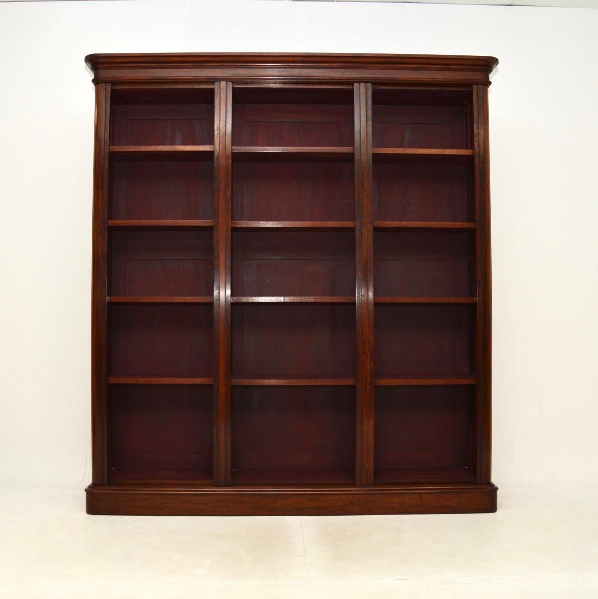 Magnifique bibliothèque ouverte victorienne ancienne. Cette armoire a été adaptée par notre restaurateur à partir d'une armoire victorienne originale à trois sections, de sorte que la plus grande partie de l'armoire est fabriquée à partir du bois