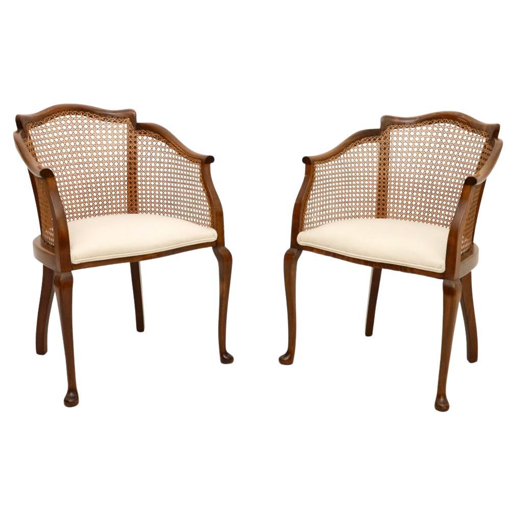 Paar antike Edwardianische Nussbaum-Sessel mit Rohrrücken im Angebot