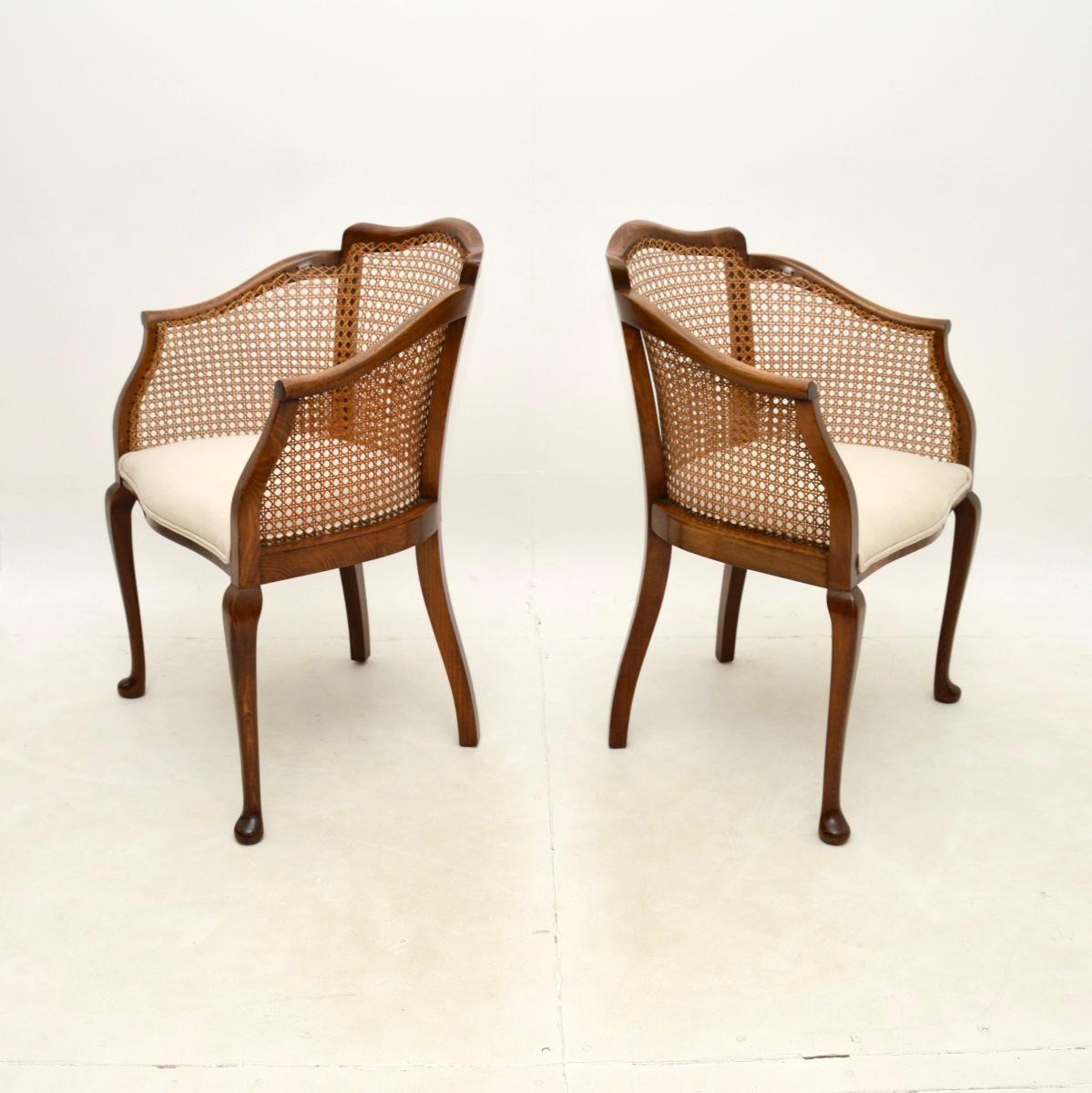 Paar antike Edwardianische Nussbaum-Sessel mit Rohrrücken (Britisch) im Angebot
