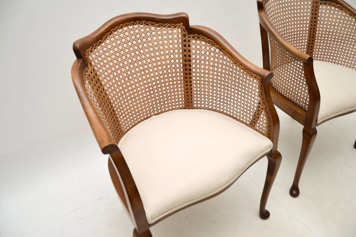 Paar antike Edwardianische Nussbaum-Sessel mit Rohrrücken (Baumwolle) im Angebot