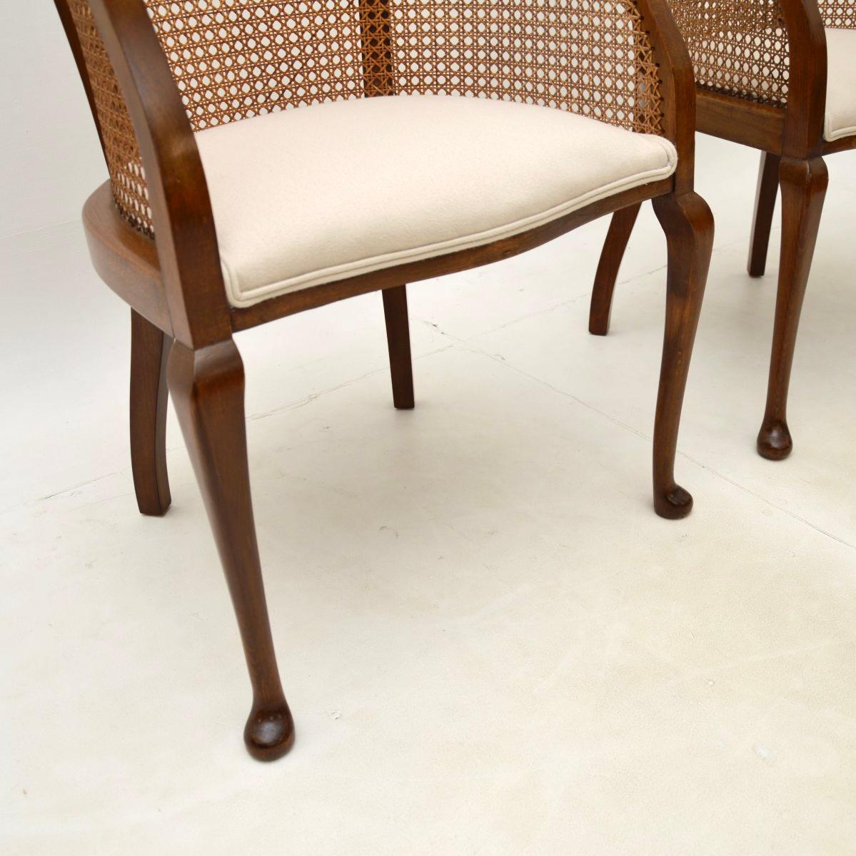 Paar antike Edwardianische Nussbaum-Sessel mit Rohrrücken im Angebot 3