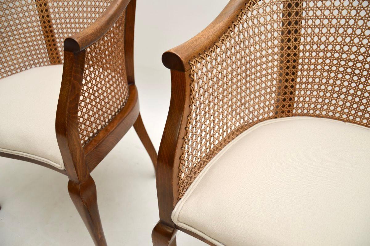 Paar antike Edwardianische Nussbaum-Sessel mit Rohrrücken im Angebot 2