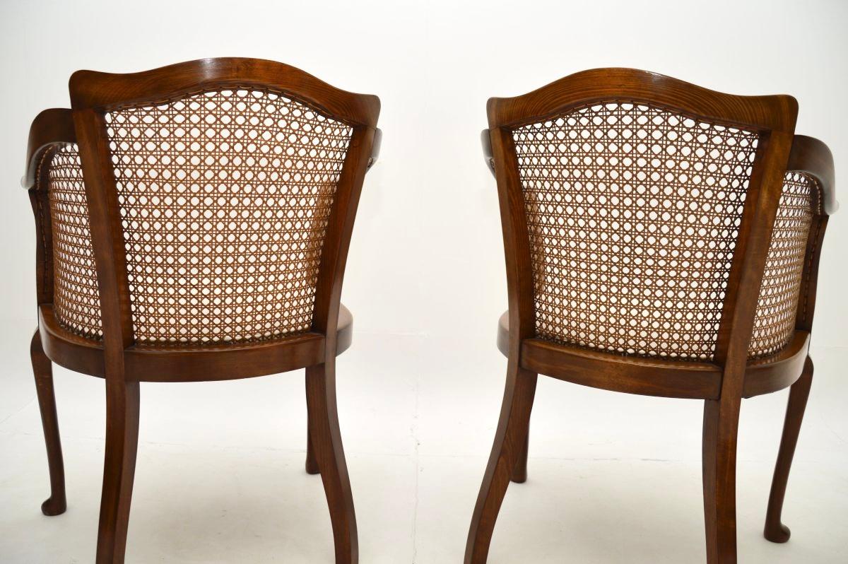Paar antike Edwardianische Nussbaum-Sessel mit Rohrrücken (Frühes 20. Jahrhundert) im Angebot