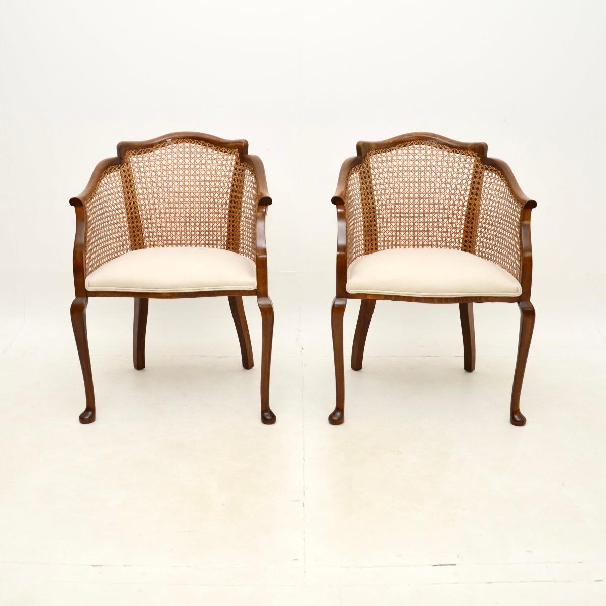 Ein schönes Paar antiker Edwardianischer Sessel aus Nussbaumholz mit Rohrrücken. Sie wurden in England hergestellt und stammen aus der Zeit um 1900-1920.

Sie sind von guter Qualität und haben ein schönes und elegantes Design. Die geschwungenen