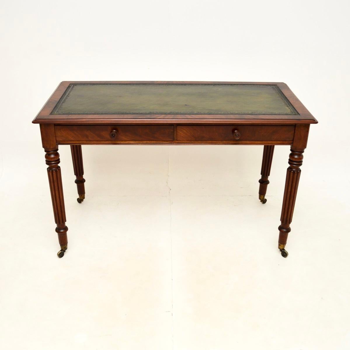 Une table à écrire / un bureau victorien exceptionnel. Fabriqué en Angleterre, il date de la période 1860-1880.

Il est d'une qualité exceptionnelle et d'une taille très utile, avec de belles proportions. Il repose sur des pieds magnifiquement