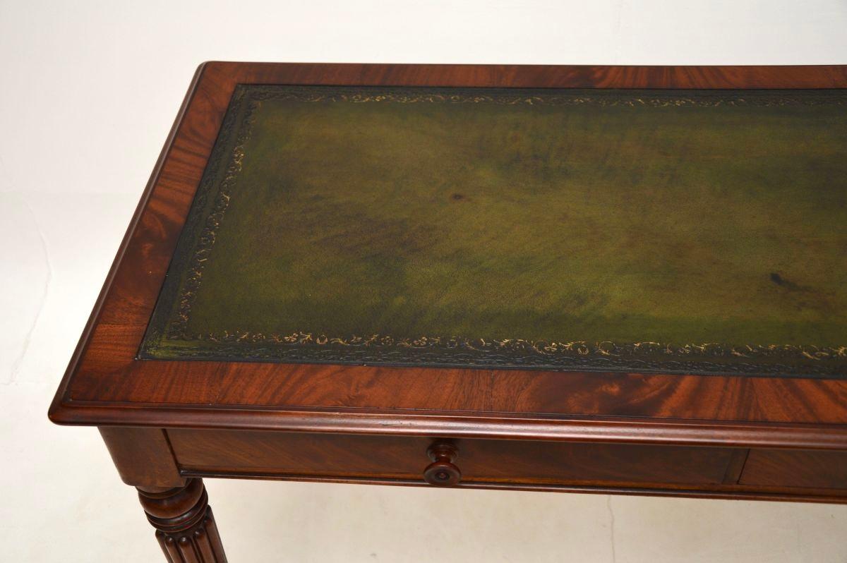 Milieu du XIXe siècle Ancien bureau victorien à dessus en cuir en vente