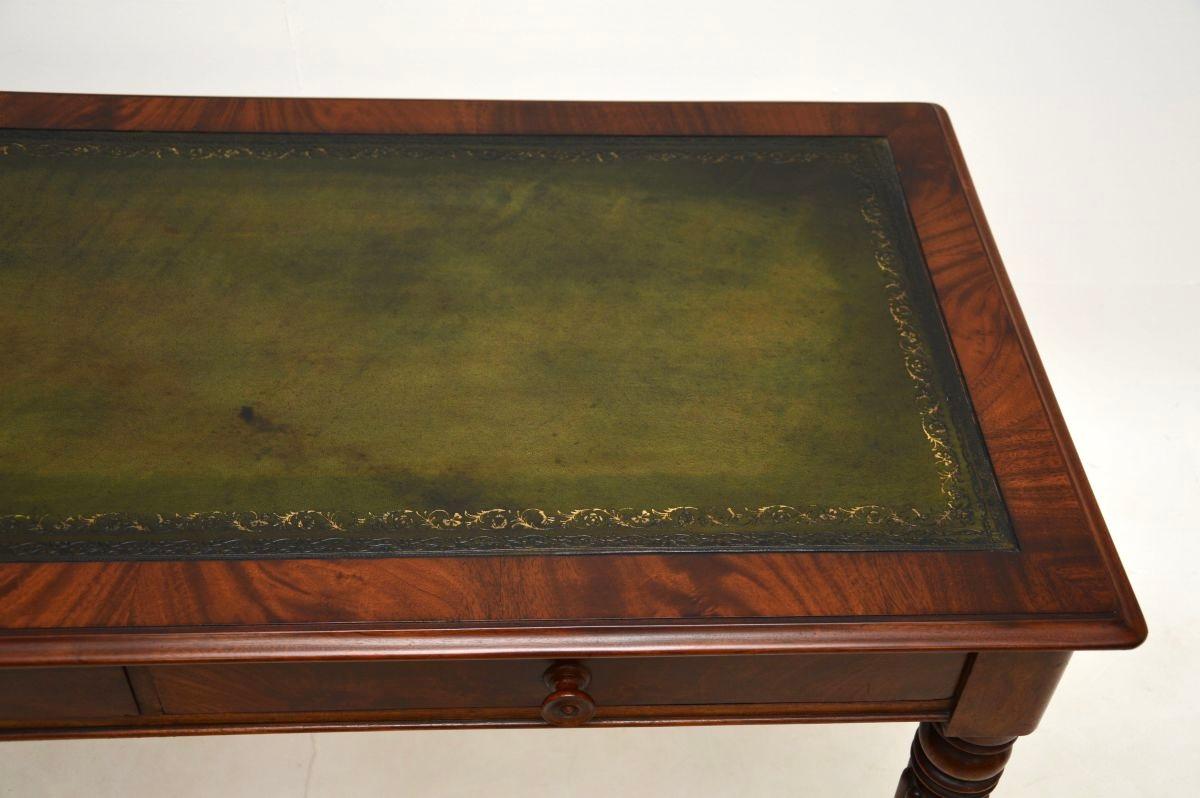 Cuir Ancien bureau victorien à dessus en cuir en vente