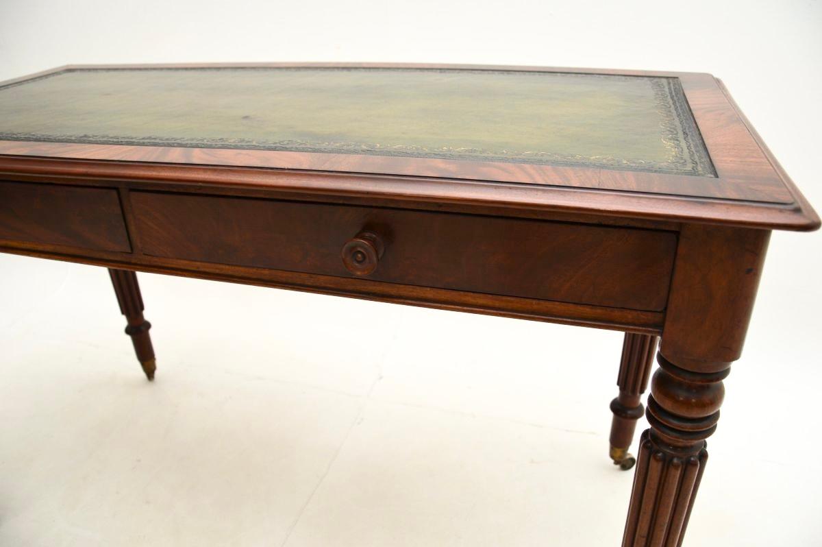 Ancien bureau victorien à dessus en cuir en vente 2