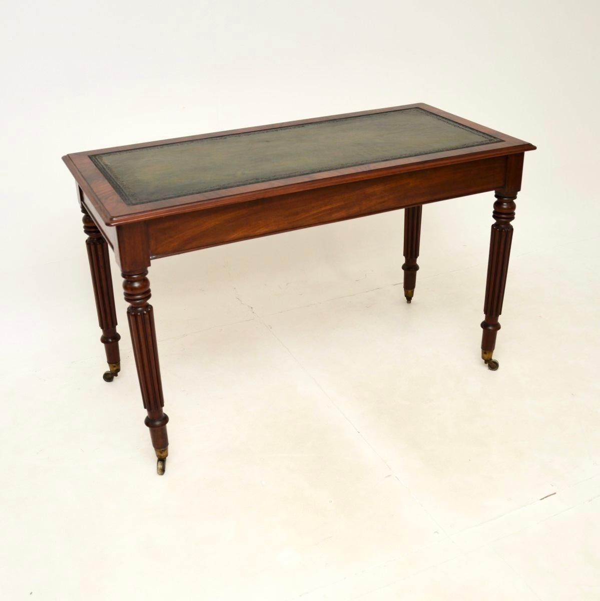 Ancien bureau victorien à dessus en cuir Bon état - En vente à London, GB