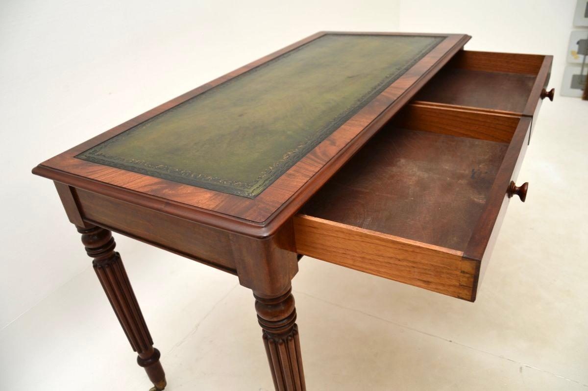 Britannique Ancien bureau victorien à dessus en cuir en vente