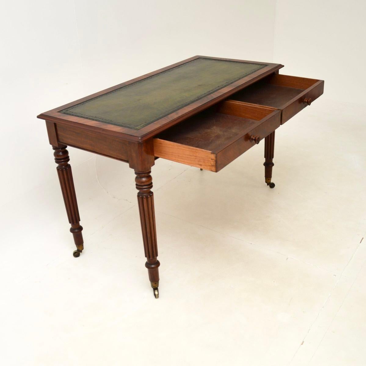 Apogée victorien Ancien bureau victorien à dessus en cuir en vente