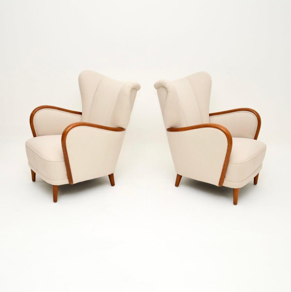Una pareja muy elegante de sillones suecos Art Déco de abedul satinado. Recién importados de Suecia, datan aproximadamente de los años 1930.

La calidad es excelente, los marcos tienen bonitas curvas amplias y la madera satinada tiene un tono