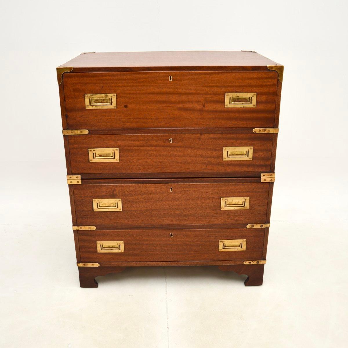 Une commode ancienne de style campagne militaire finement construite et très élégante. Il a été fabriqué en Angleterre, il date des années 1950 environ.

La qualité est superbe, c'est une belle taille très utile. Le bois présente une couleur et une
