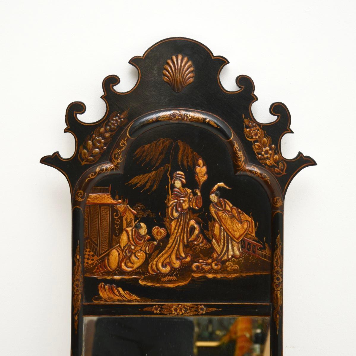 Magnifique miroir chinois laqué d'époque géorgienne. Fabriqué en Angleterre, il date de la période 1800-1820.

Il est de belle taille et présente un design époustouflant avec de superbes décorations. La chinoiserie laquée court tout autour du cadre,