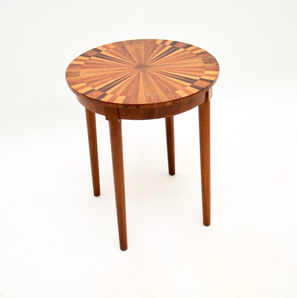 Uno splendido tavolino vintage francese intarsiato a stella, risalente agli anni '50 circa.

È di ottima qualità e presenta un disegno a stella assolutamente straordinario sul piano circolare, intarsiato con diversi tipi di legno. Si regge su