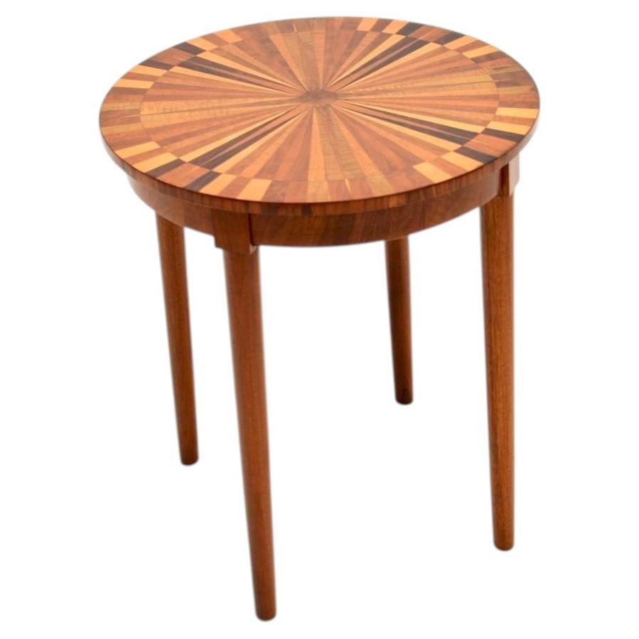 Mesa auxiliar francesa vintage con incrustaciones en forma de estrella