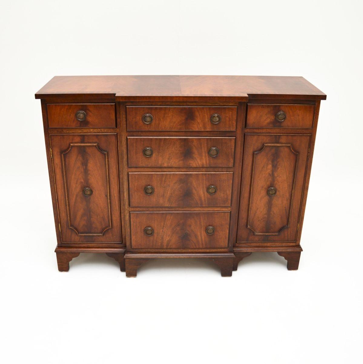 A compact and beautifully made antique Georgian style small breakfront sideboard. This was made in England, it dates from around the 1950’s period.

It is a very useful size and has a very smart design. The quality is superb, with gorgeous grain