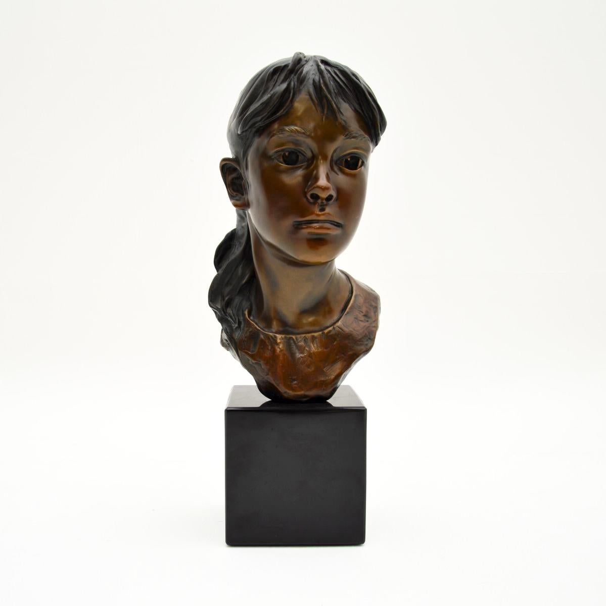 Una meravigliosa scultura americana vintage in bronzo di Glenna Goodacre. È firmata dall'artista, datata 1995 e numerata 15/25.

Il pezzo si intitola 