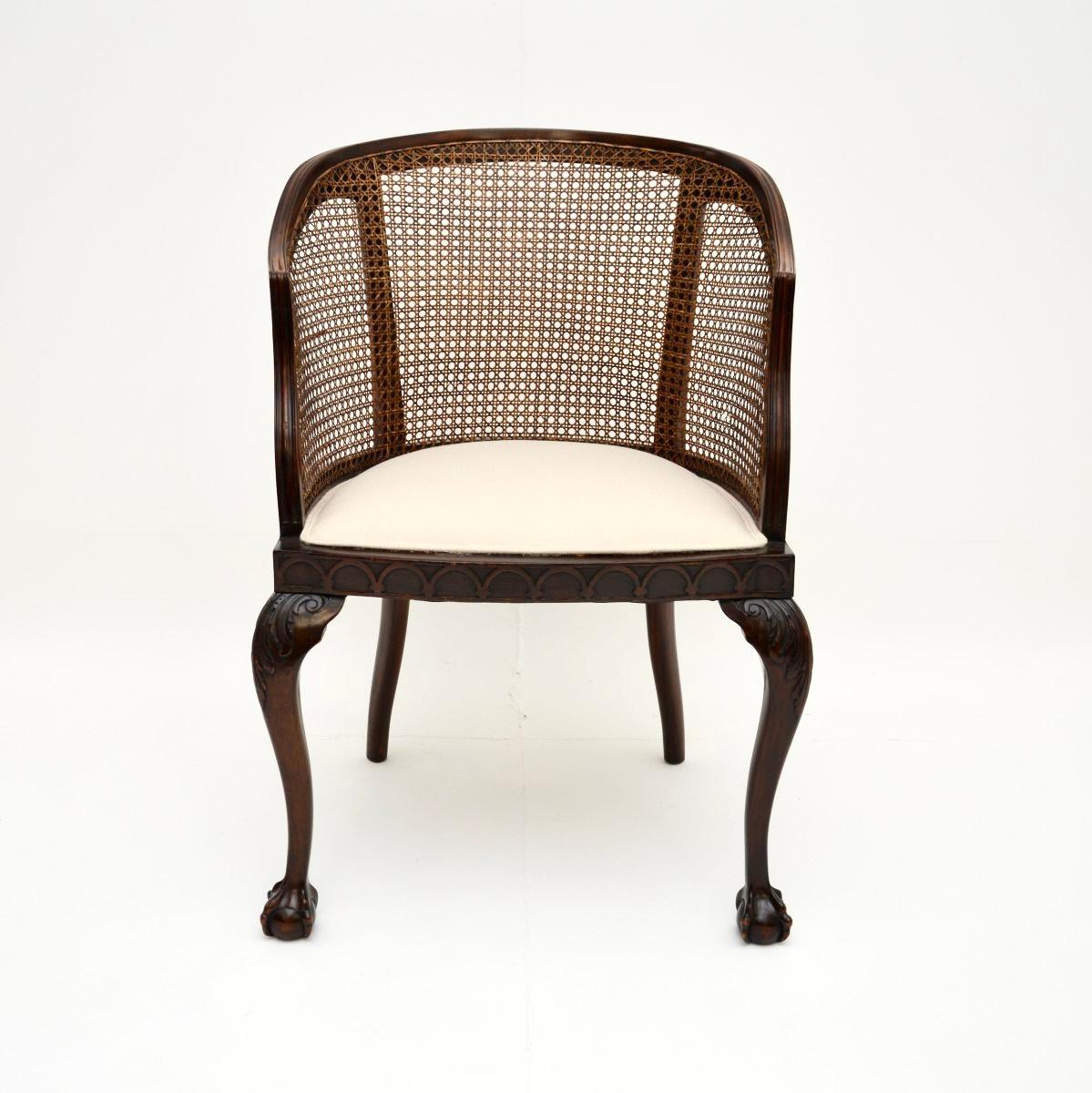 Magnifique fauteuil canné ancien de style édouardien, fabriqué en Angleterre et datant de la période 1900-1910.

Ce produit est d'une superbe qualité, son design est à la fois élégant et robuste. Le dossier est joliment cannelé et repose sur des
