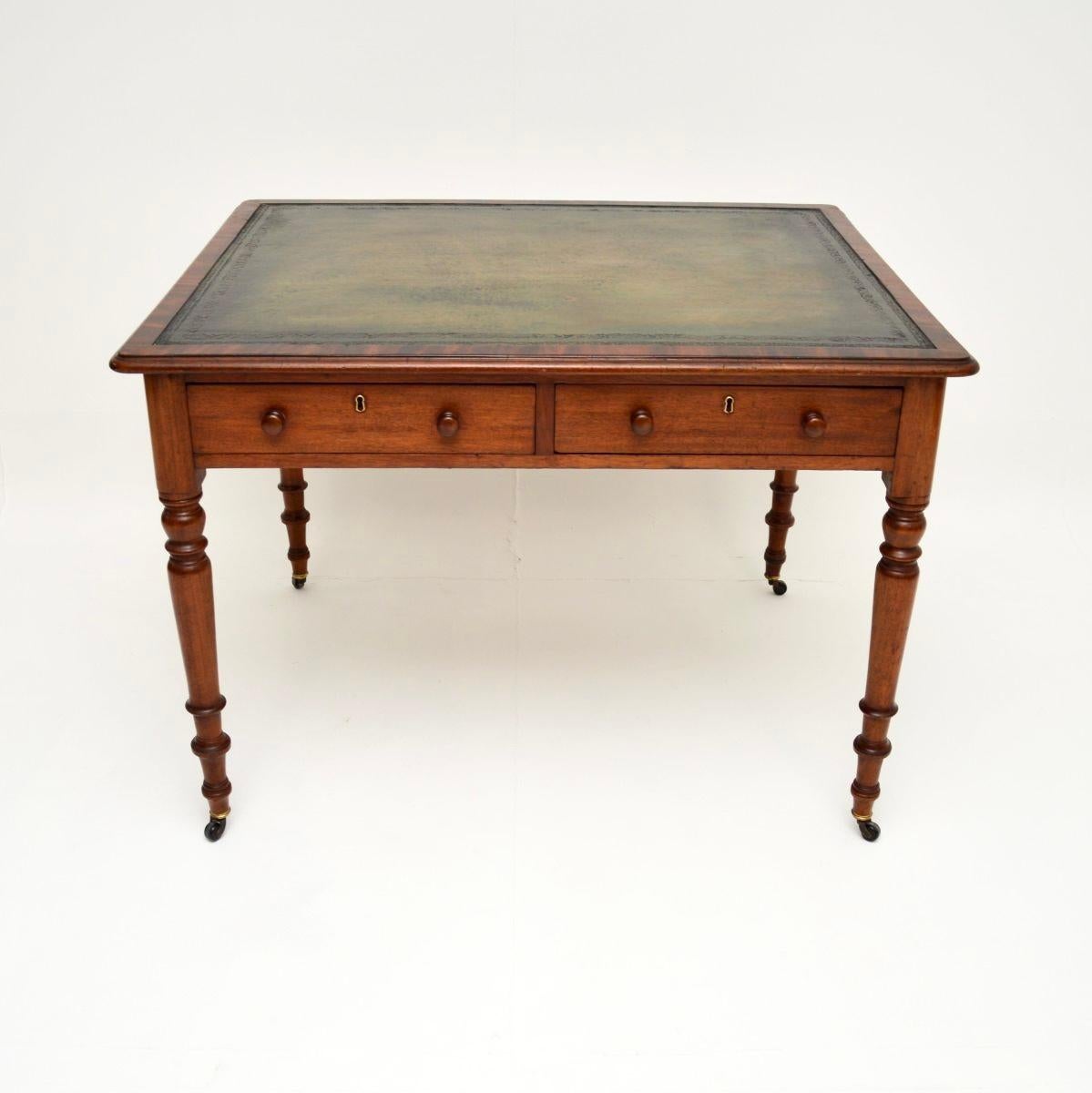 Eine wunderbare antike viktorianische Lederplatte Schreibtisch / Schreibtisch. Sie wurde in England hergestellt und stammt aus der Zeit zwischen 1840 und 1860.

Er ist von hervorragender Qualität, hat eine gute Größe und steht auf soliden Beinen,