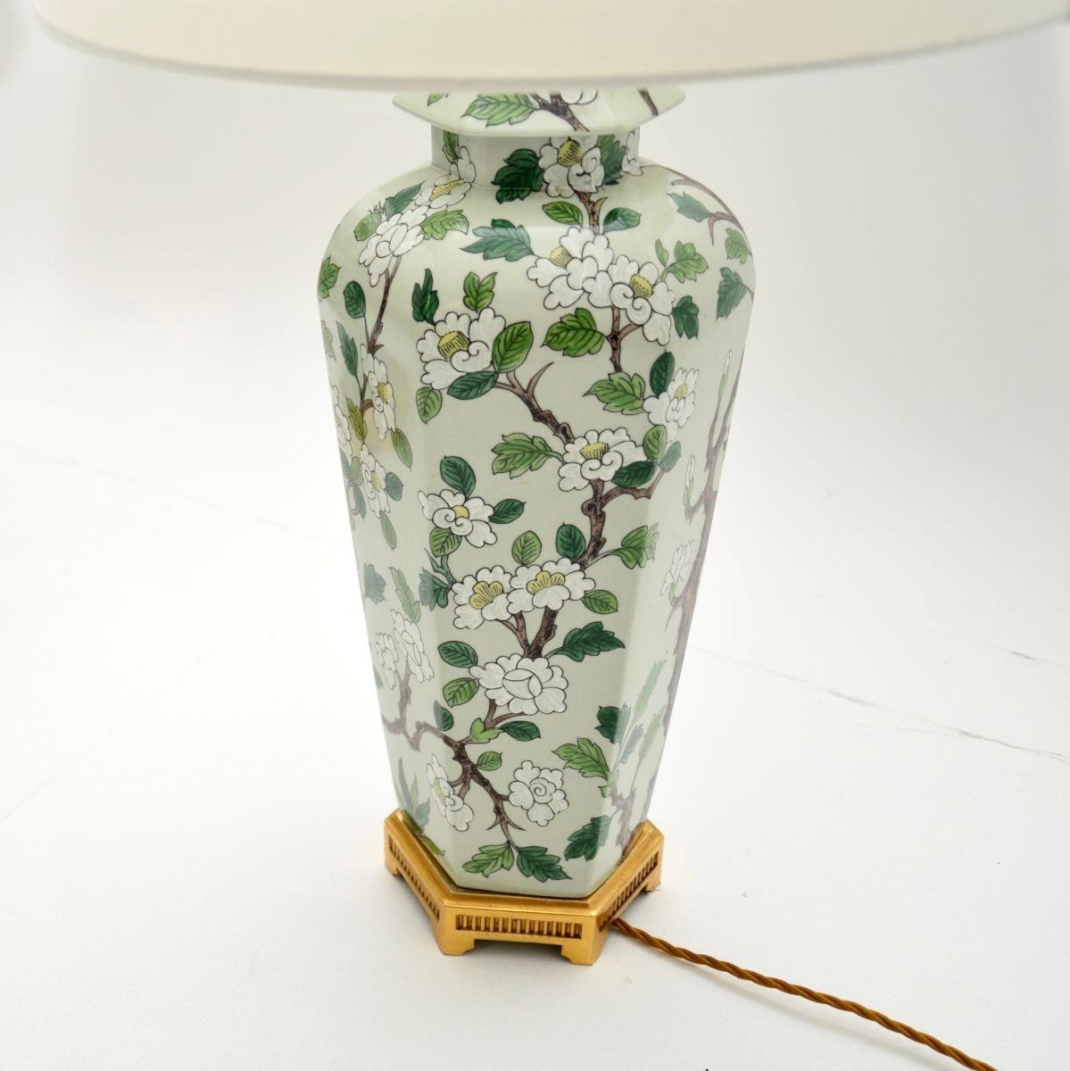 Pareja de Lámparas de Mesa Antiguas de Cerámica de Estilo Oriental mediados del siglo XX en venta