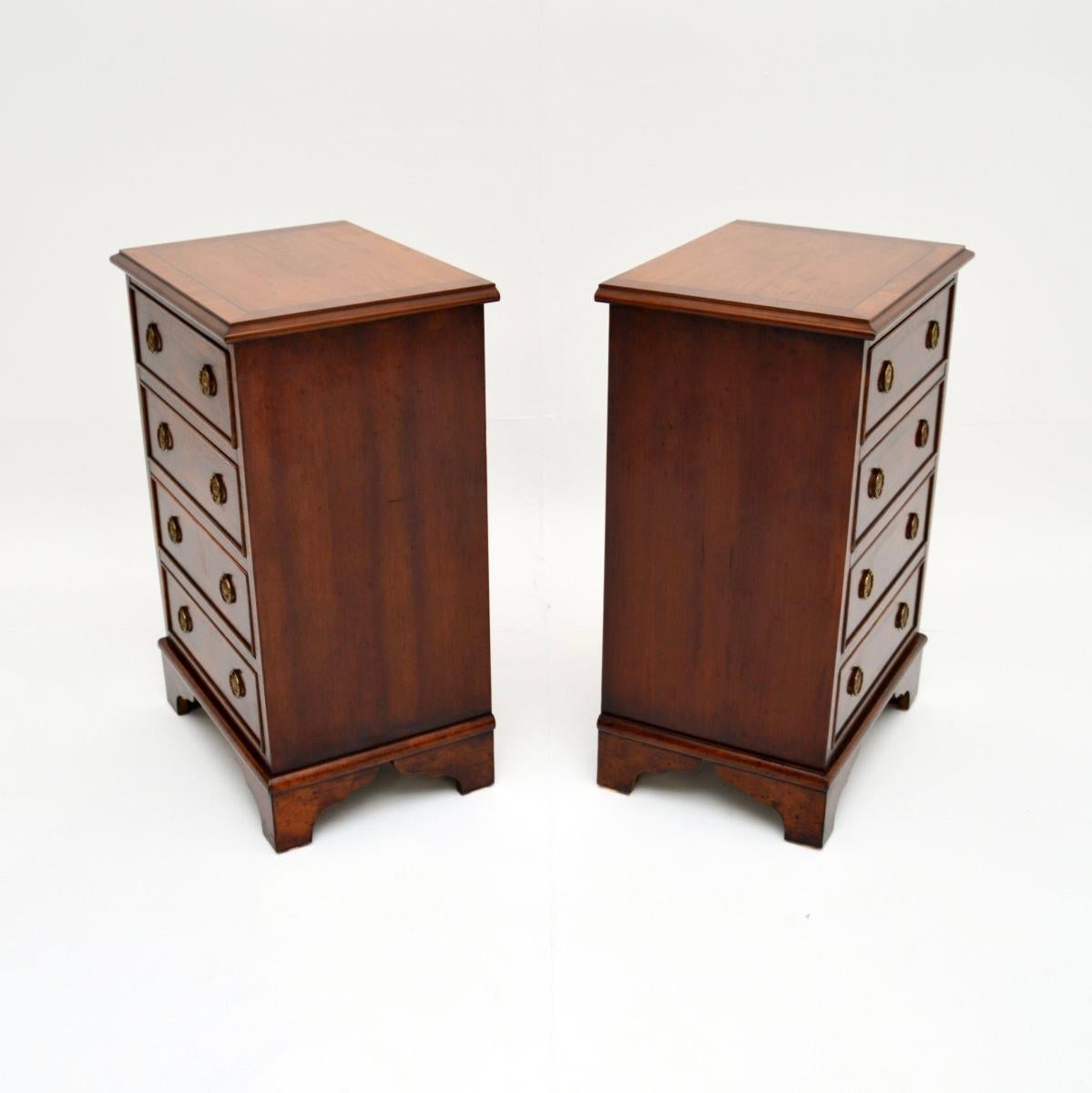 Pair of Antique Georgian Style Yew Wood Bedside Chests In Good Condition For Sale In London, GB