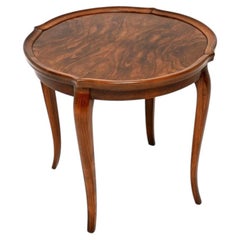 Table basse ou d'appoint en noyer figuré ancien, de style « Pie Crust »