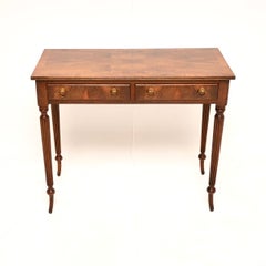Table d'écriture / table d'appoint ancienne en noyer marqueté