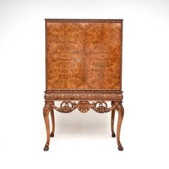 Armoire à cocktails ancienne en noyer à grain irrégulier, de style Queen Anne, de la marque Hille