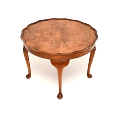 Table basse ancienne en ronce de noyer avec croûte à tarte