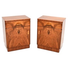 Paire de tables de chevet Art Déco en noyer sculpté