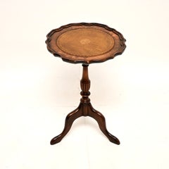 Table à vin ancienne de style géorgien, en noyer burlé avec plateau en cuir
