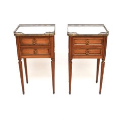 Paire de tables de chevet / tables à lampe anciennes françaises à plateau en marbre