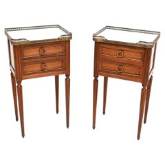Paire de tables de chevet / tables à lampe anciennes françaises à plateau en marbre