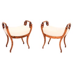 Paire de tabourets Biedermeier suédois anciens en bouleau satiné