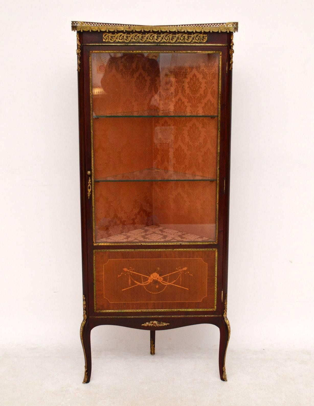 Antique French glazed corner cabinet with wonderful quality gilt mounts and a pierced gilt metal gallery. It's in lovely original condition and is fine quality throughout. Behind the door are two glass shelves and the original lining fabric which is