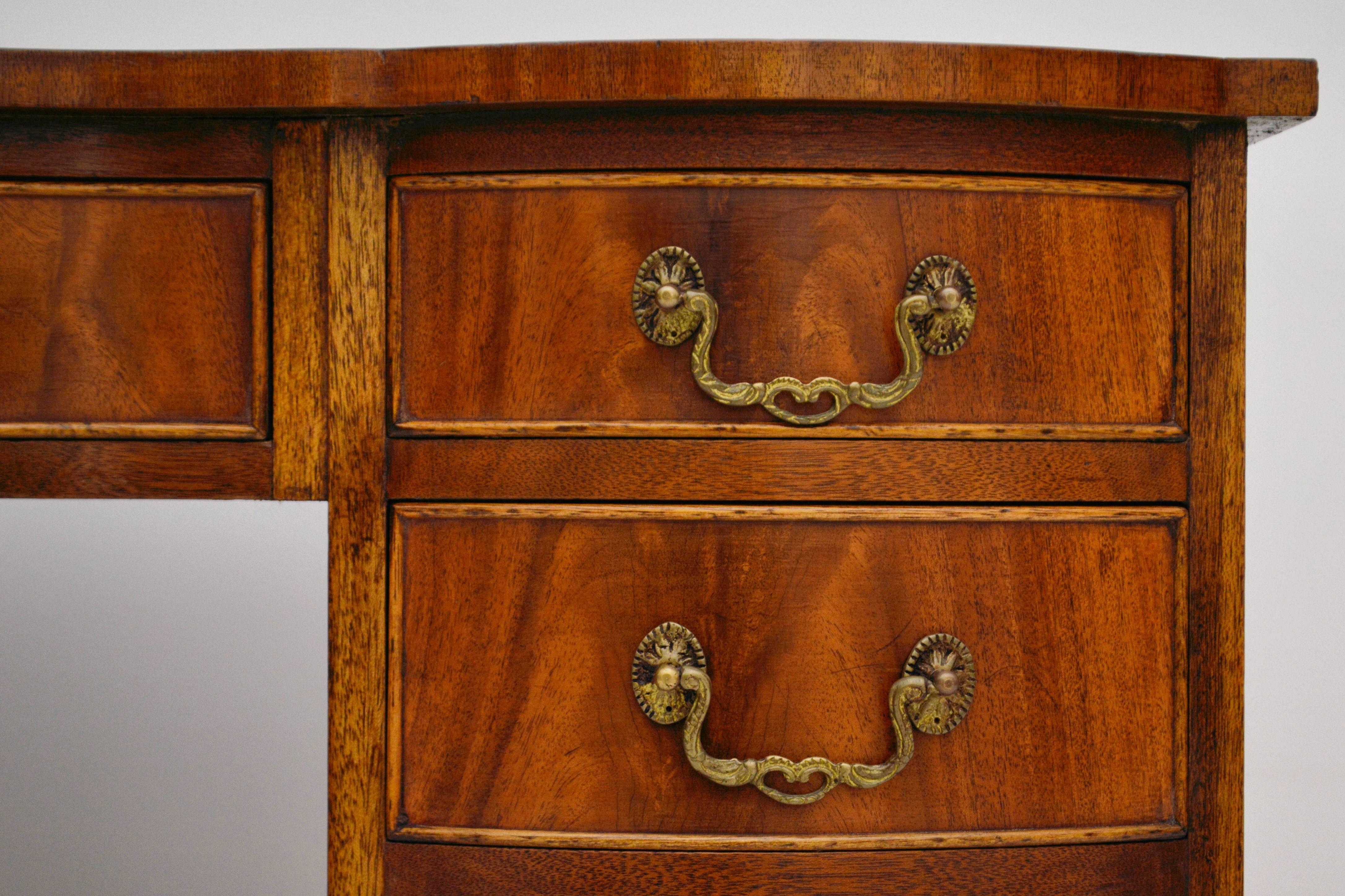 Antique Georgian Style Flame Mahogany Leather Top Desk In Excellent Condition In London, GB