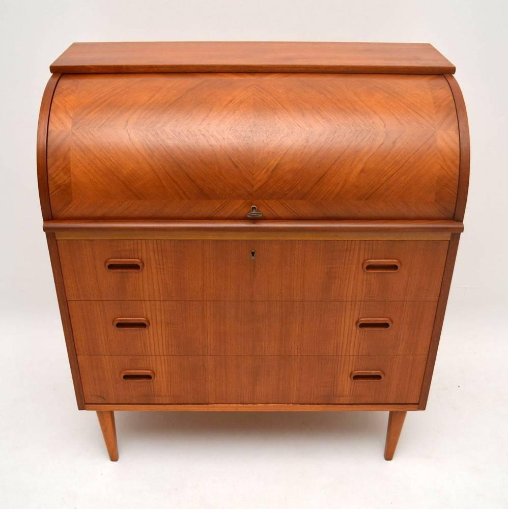 A beautifully made Teak writing bureau, this was made in Denmark and dates from the 1960s. The condition is excellent for its age, with only some extremely minor wear here and there, seen in the images.

Measures: Depth 46 cm

Width 86