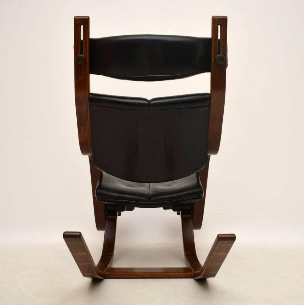 Leather and Bentwood Gravity Balans Armchair by Peter Opsvik for Stokke In Excellent Condition In London, GB