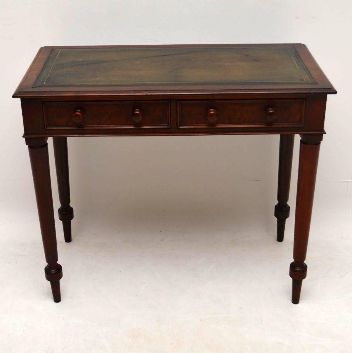 High quality antique early Victorian writing table desk, with a tooled leather writing surface, two drawers with bun handles and sitting on well turned legs. Its in excellent condition, circa 1840s-1860s period.

Measures: Length 36.2