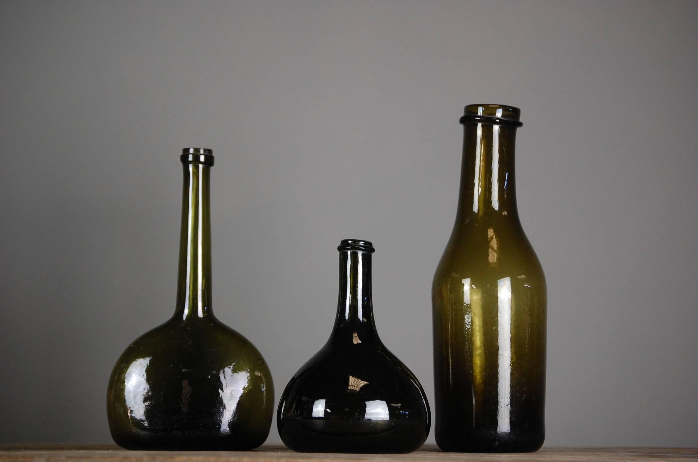 Collection of Late 17th and 18th Century Bottles In Excellent Condition In Pease pottage, West Sussex