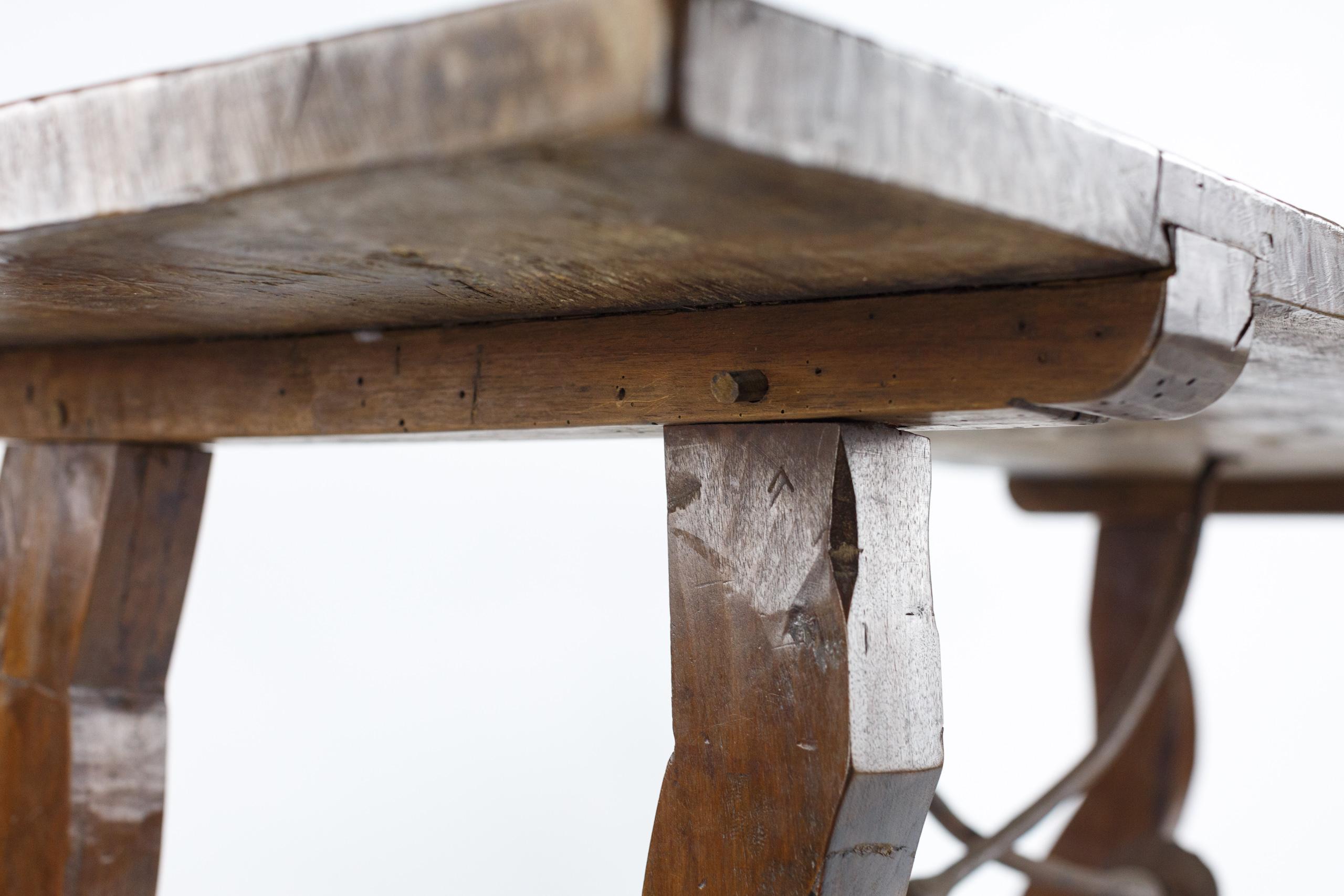Table espagnole à une planche du début du 19e siècle en vente 3