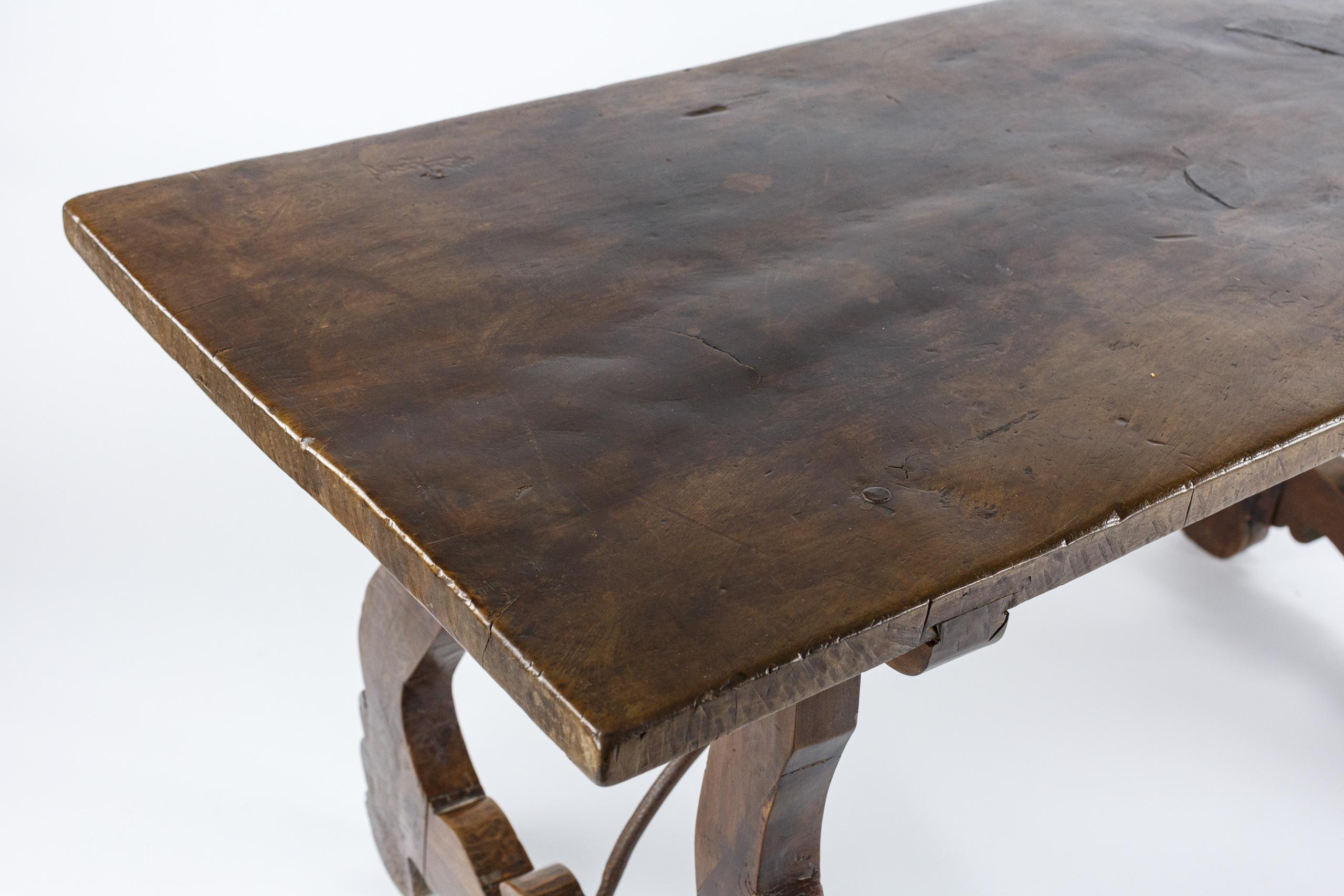 Table espagnole à une planche du début du 19e siècle en vente 4