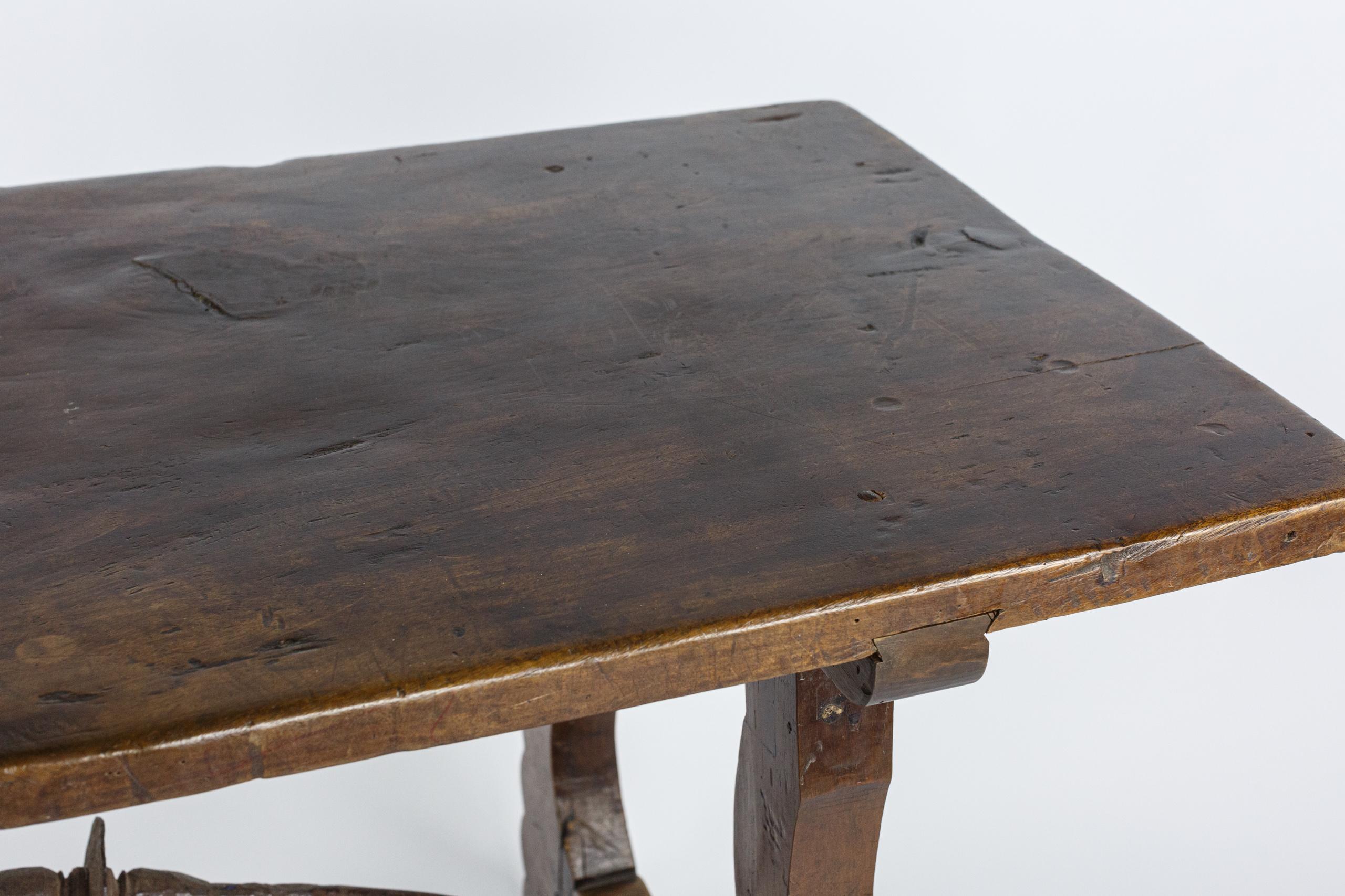Table espagnole à une planche du début du 19e siècle en vente 5