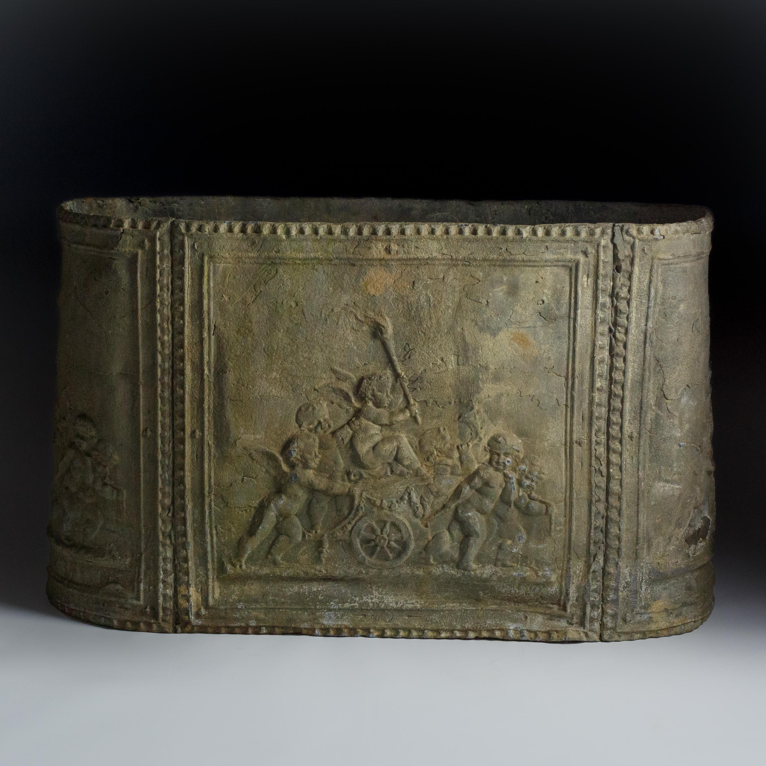 Cisterna de plomo del siglo XIX que representa a Querubines y Putti trabajando y jugando, Putti montados en carros tirados por unos y empujados por otros, probablemente según dibujos de Niccolo Vanni de la documentación arqueológica más importante
