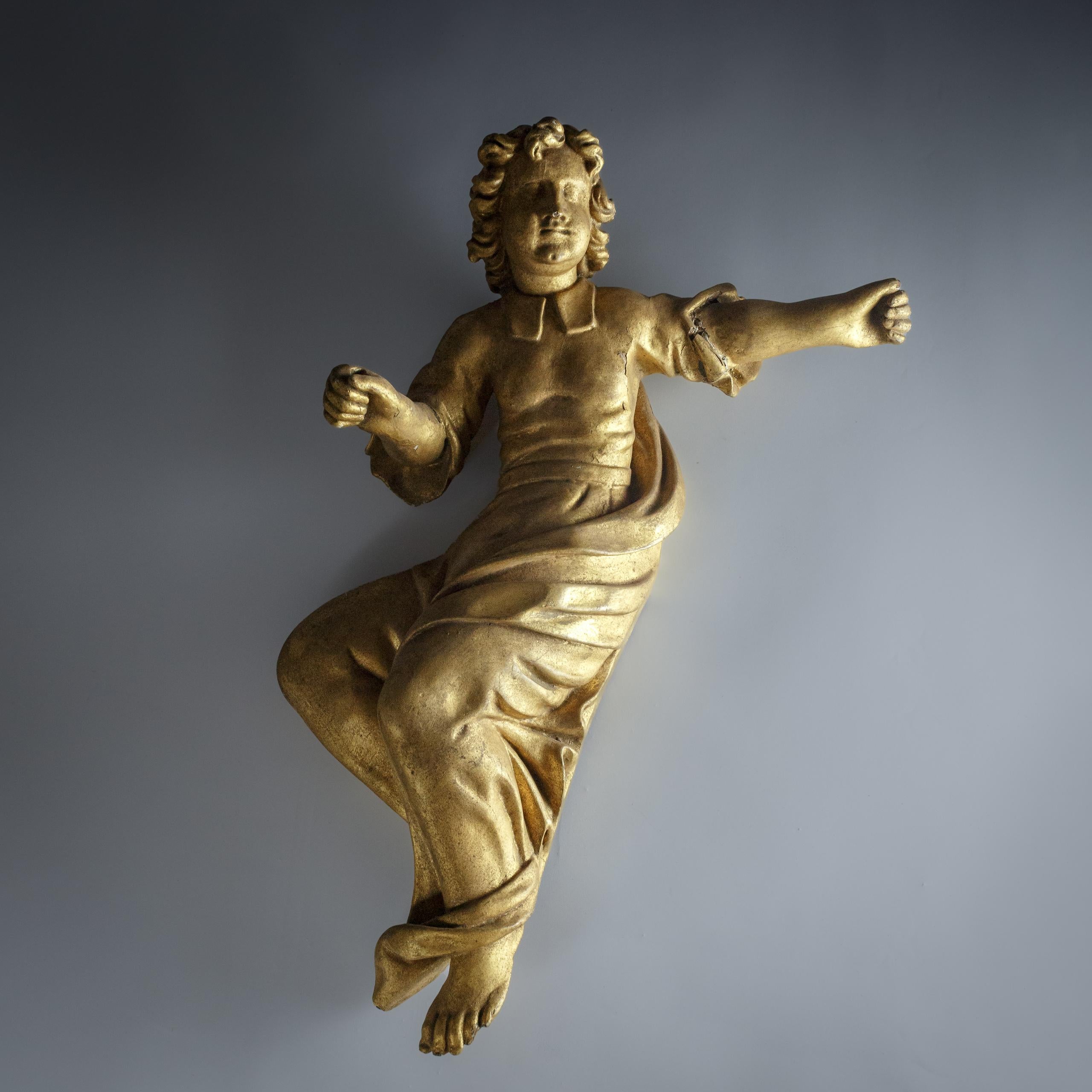 Grand ange en bois doré sculpté de style baroque de la fin du 18e ou du début du 19e siècle Bon état - En vente à Pease pottage, West Sussex
